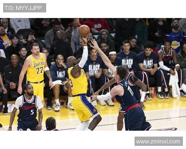 湖人三巨头齐聚迎战快船，东契奇复出成关键：洛杉矶德比或改写季后赛走势